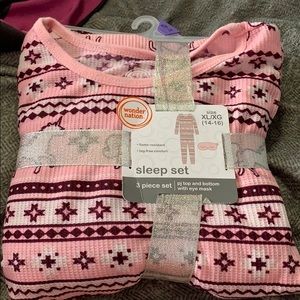 Sleep wear I don’t have the eye mask.